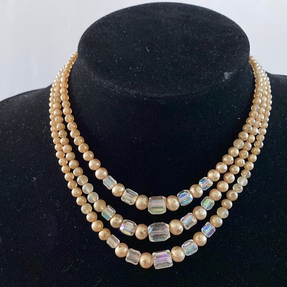 Vintage faux pearls necklace. N16